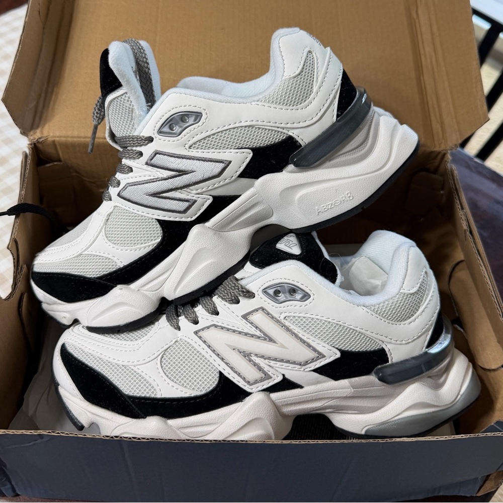 New Balance black & white 9060’s